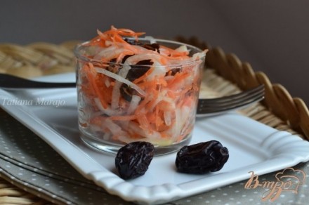 Луково-морковный салат с черносливом