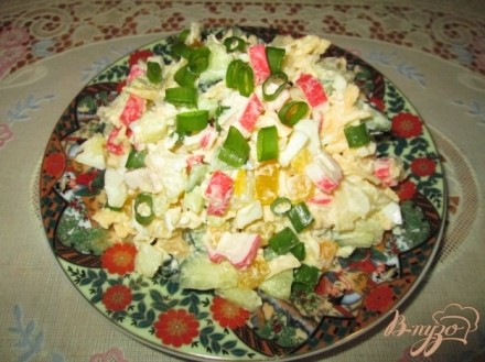 Салат с крабовыми палочками, сыром и болгарским перцем
