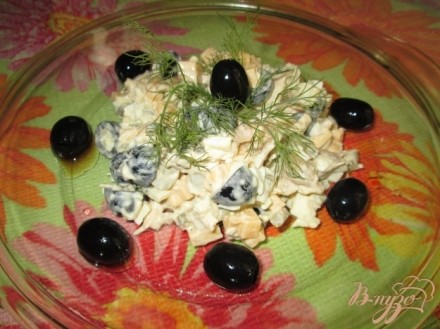 Салат с курицей, сыром и оливками