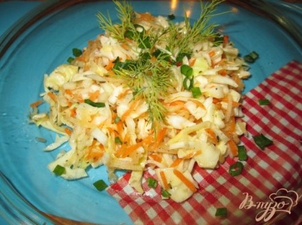 Капустный салат с морковью и яблоком