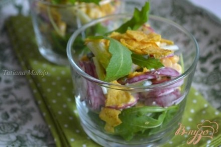 Овощной салат с рукколой и кукурузными чипсами