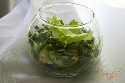 Огуречный салат с мятой и тыквенными семечками