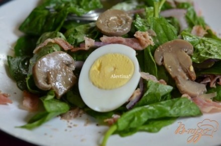Шпинатный салат с яйцом, беконом и грибами