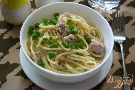 Спагетти с тунцом и зеленым луком