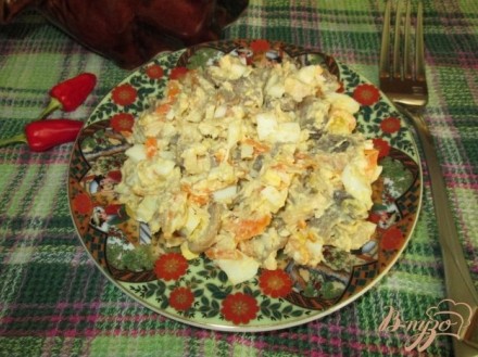 Салат с грибами, курицей и яйцом