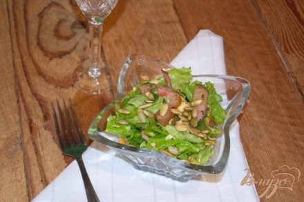 Салат с беконом, салатными листьями и яйцом