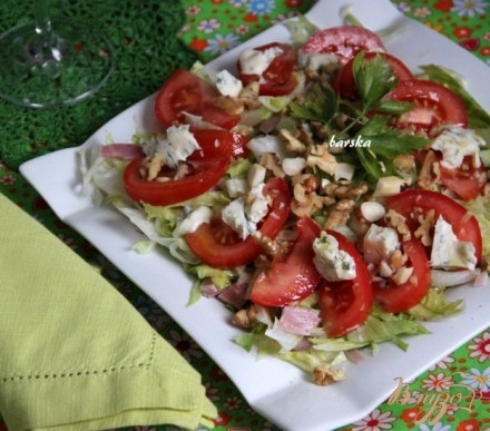 Салат с ветчиной, томатами, горгонзолой и орехами