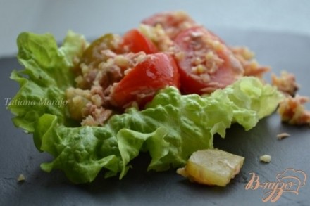 Салат с булгуром, тунцом и томатами