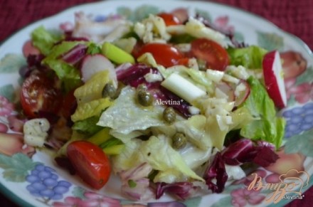 Салат овощной с чесночной заправкой