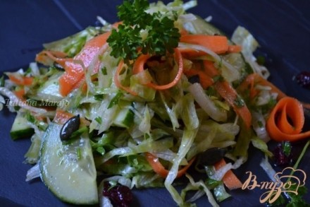 Овощной салат с вяленой клюквой и тыквенными семечками