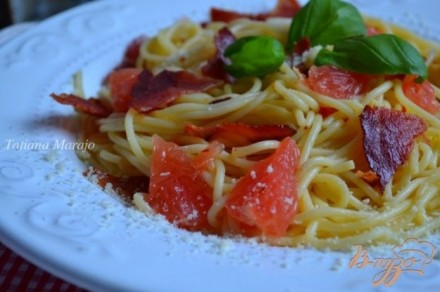 Спагетти с кусочками  ветчины и грейпфрутом