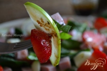 Шпинатный салат с ветчиной , яблоком и клубникой
