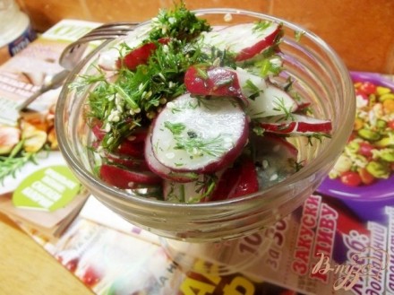 Салат из редиса с кунжутом и мятой