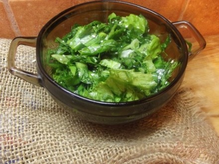 Зеленый весенний салат с кунжутом