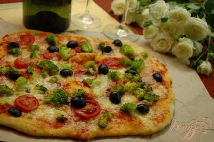 Пицца с брокколи и моцареллой