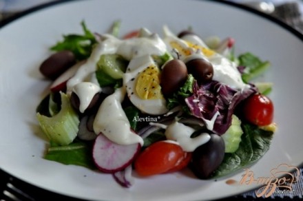 Салат весенний с яйцом и оливками