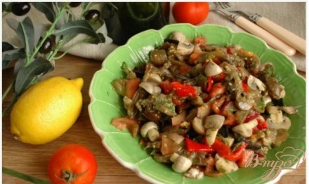 Салат из печеных овощей с маслинами и шампиньонами