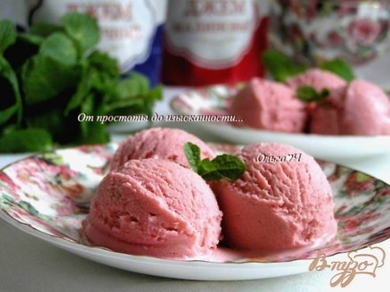 Малиново-черничное мороженое с мятным сиропом