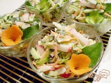 Редисковый салат с капустой и листьями одуванчика