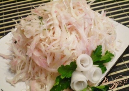 Розовый салат из капусты и редьки