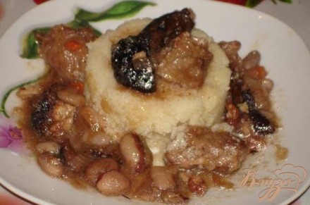 Мясо по-грузински с фасолью, черносливом и орехом.