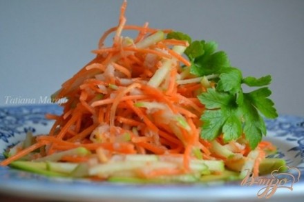 Морковно-яблочный салат с креветками