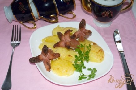 Запеченные сосиски с картофелем