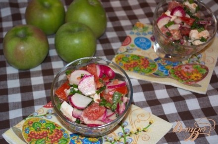 Салат с редисом, черемшой и фетой