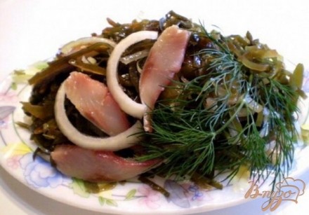 Салат из морской капусты с сельдью