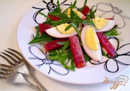 Салат из маринованных яиц, свеклы и листьев одуванчика