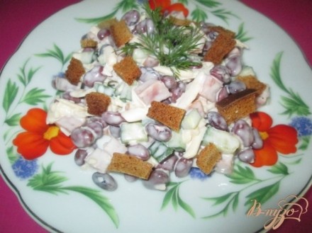 Салат с фасолью и сухариками
