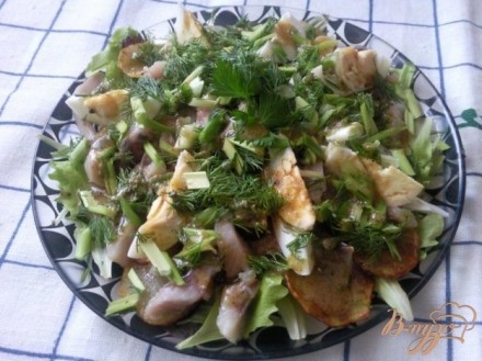 Салат с сельдью и жаренным картофелем