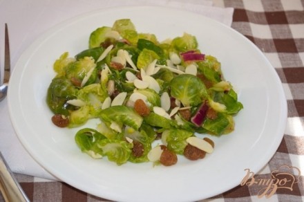 Салат с брюссельской капустой и изюмом