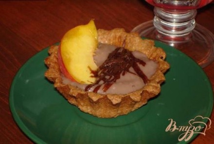 Шоколадный десерт с персиком и шоколадной стружкой