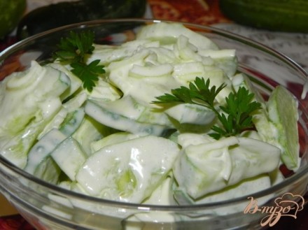 Огуречный салат с луком и сметаной