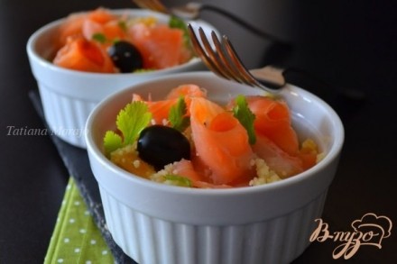 Салат с крупой , маслинами и копченой семгой