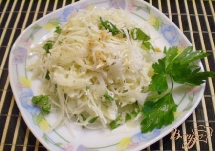 Салат из капусты и имбиря