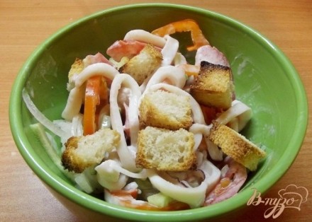 Салат с кальмаром и овощами