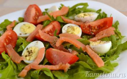 Салат из рукколы, помидоров и перепелиных яиц