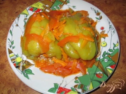 Фаршированные болгарские перцы под томатным соусом