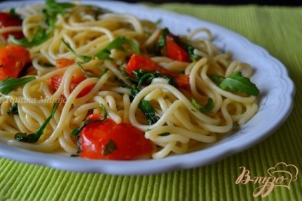 Спагетти с томатами и рукколой