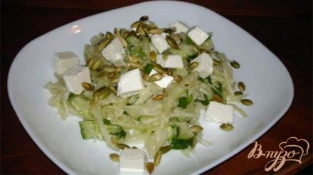 Легкий салат с фетой и тыквенными семечками