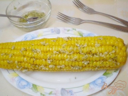 Отварная кукуруза с чесноком и зеленью
