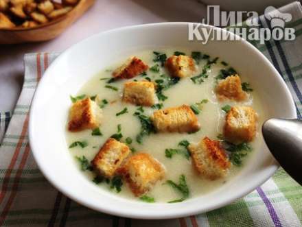 Картофельный суп с луком-пореем и гренками