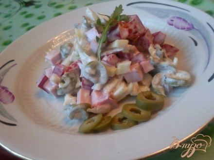 Салат с оливками и вареной колбасой