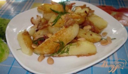 Молодой картофель с курицей, беконом и соленым арахисом