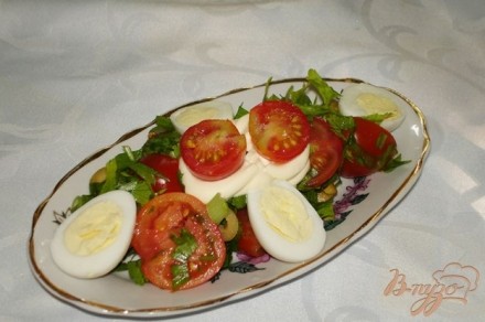 Сочный салат с помидорами черри, яйцами и оливками