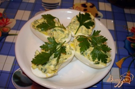 Фаршированные яйца с голубым сыром