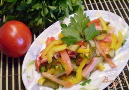 Салат овощной с колбасой молочной подкопченной