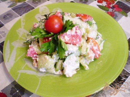 Овощной салат с творогом и сметаной